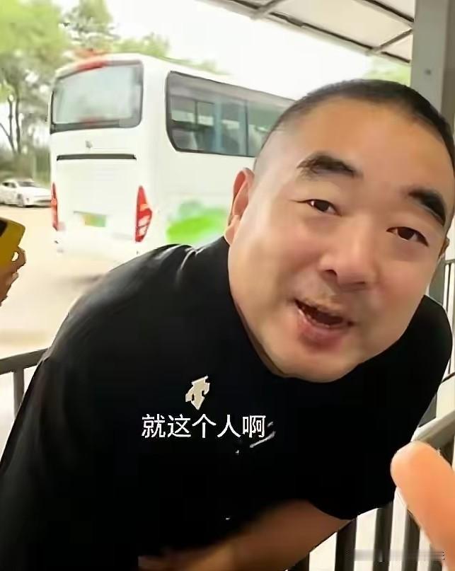 7月6日北京慕田峪长城，一名40多岁在职男导游仗着工作身份，领着外籍游客当众插队