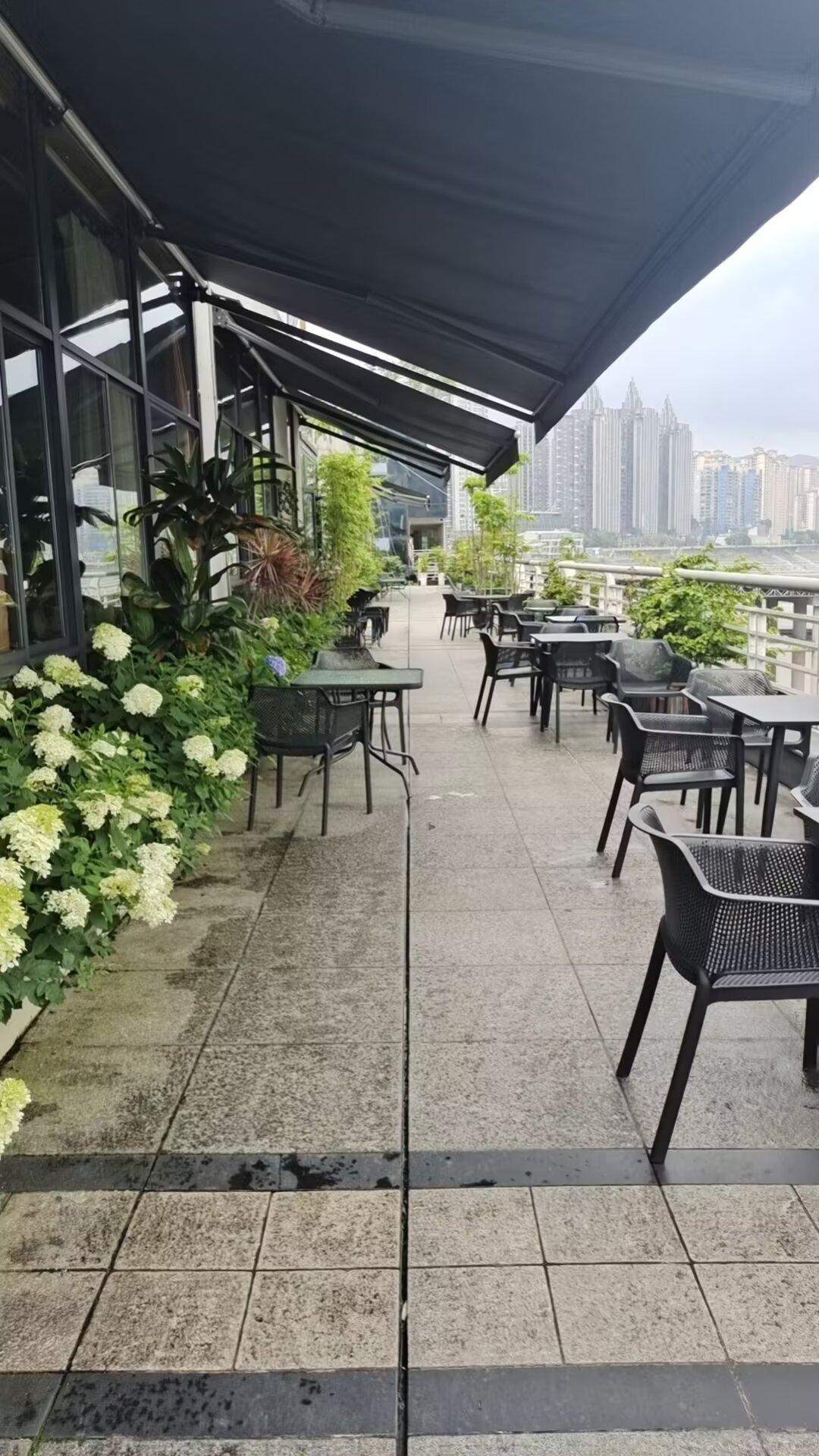 渝都舞友相亲记解释上次陪渝都舞友去相亲失败，今天下午又陪他去公园相亲，介绍人说