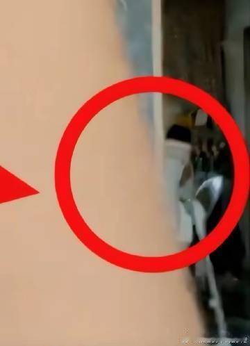 李小璐疑似生二胎大概是真的。之前李小璐和女儿甜馨在家里拍跳舞的视频，就有细心的