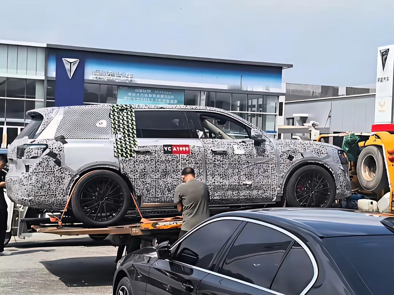 最近在车圈中一直流传着“问界M9非凡大师版”，轴距加长版M9，从网友曝光的照片显