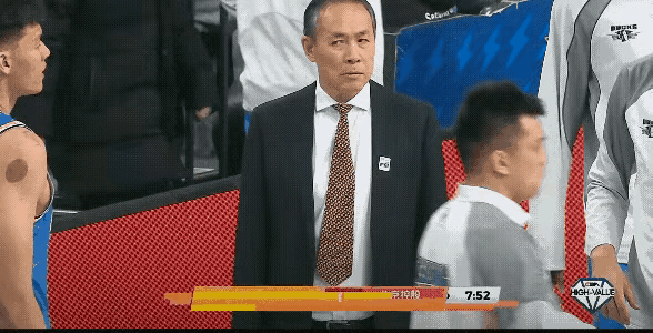 大家猜猜，许指导在想谁…1想周琦，啥时候回来腰能不能硬一点？2想赵睿，能