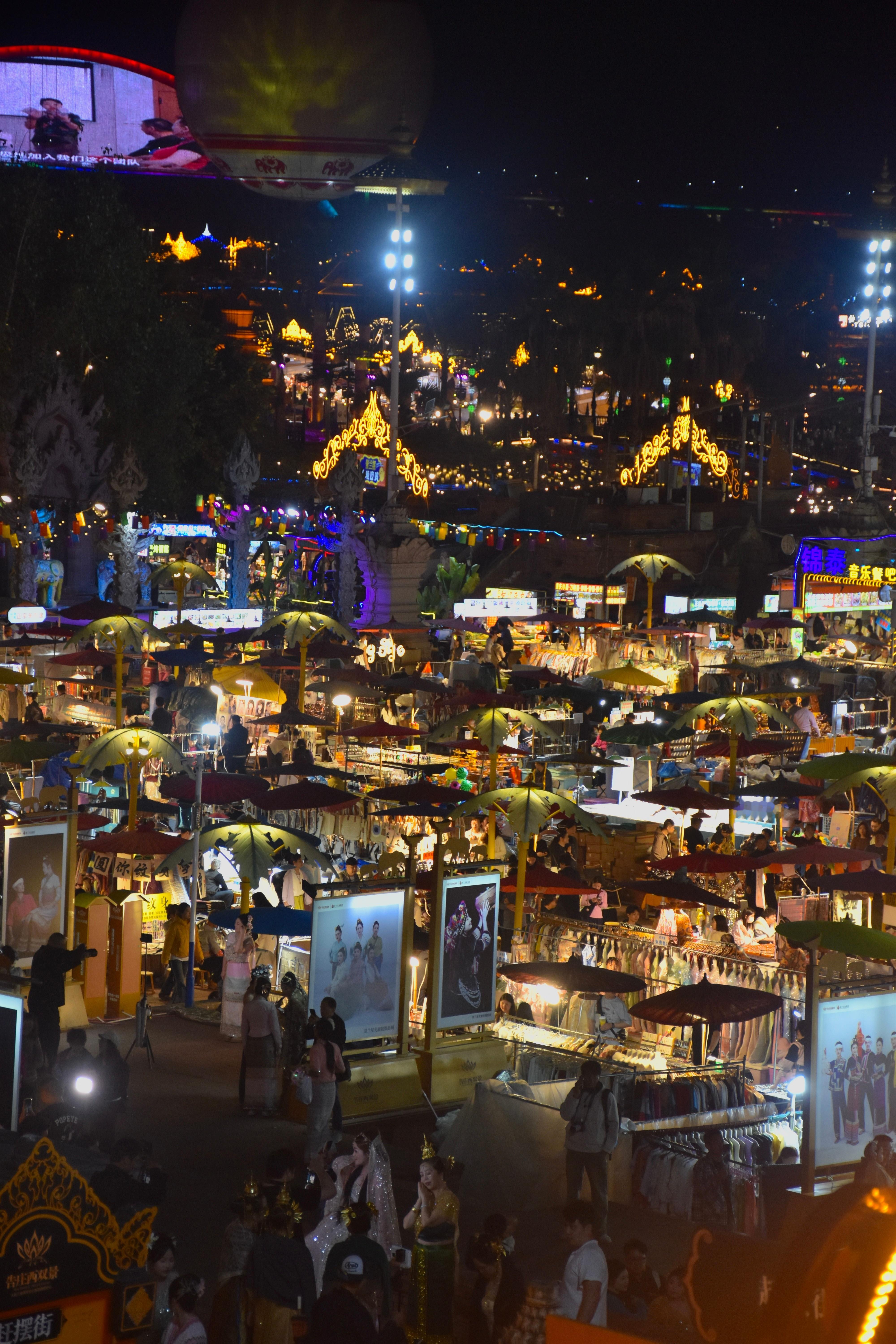 来过最大的夜市，可逛性不强，露天蹦野迪不错。景洪·湄公河·星光夜市