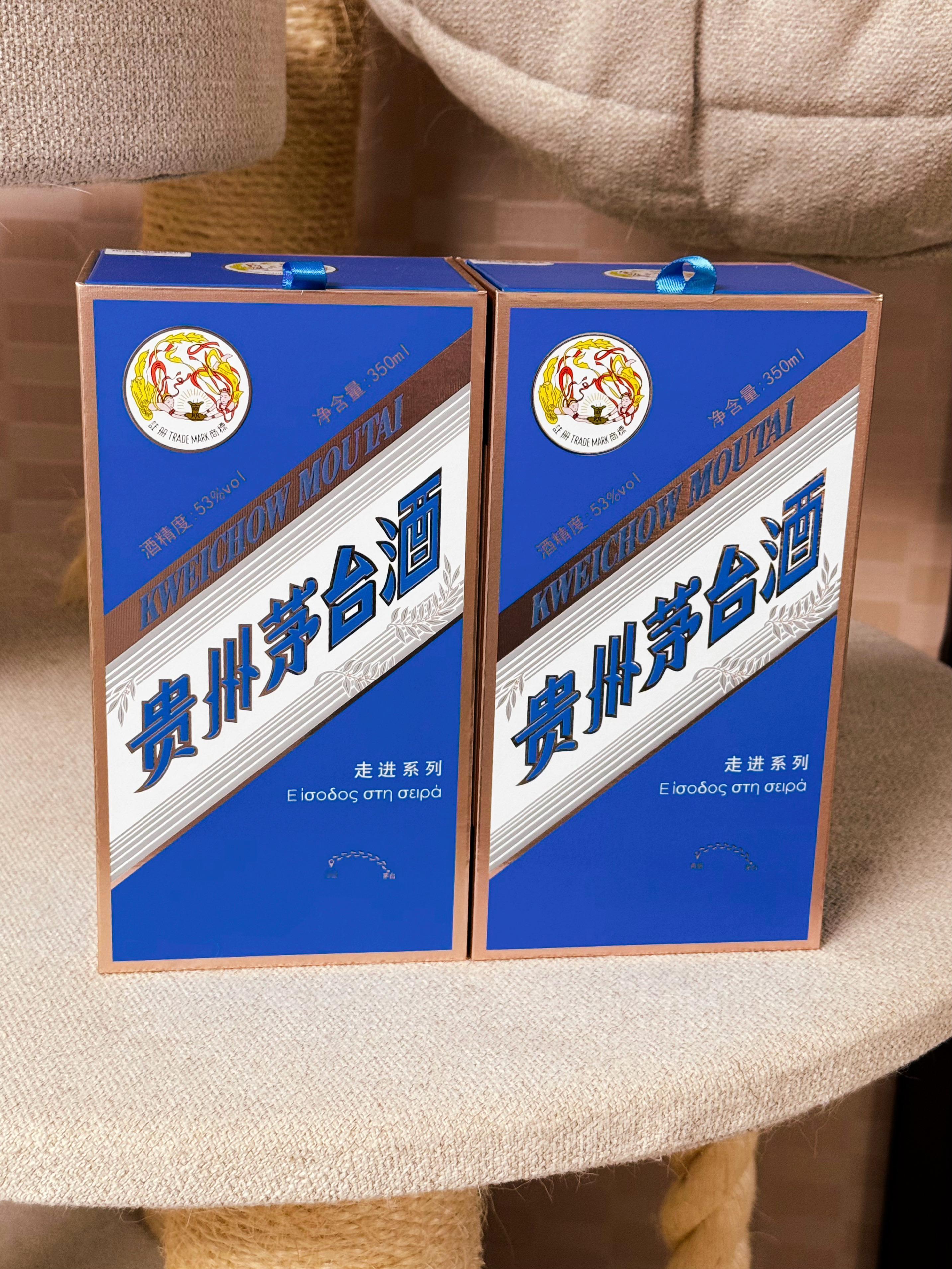 新茅台到手了，这个走进系列都是小瓶子，哪天开一瓶尝尝[doge][doge]话说