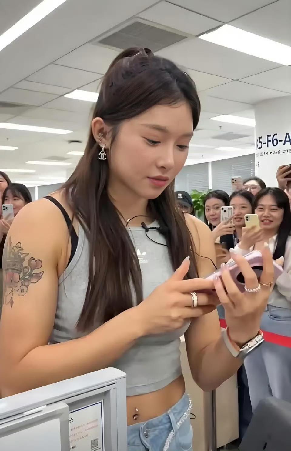 不得不说，吴艳妮的身材着实令人赞叹，比超模还超模。她那修长的脖颈、盈盈一握的细腰