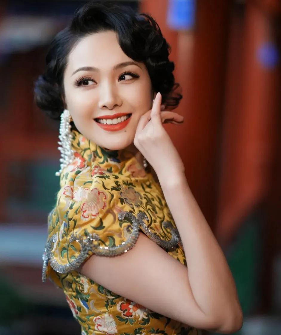 郭晓东第二十次逃爱时，程莉莎用那只白玉般的手牢牢困着他:“别人是别人，我是我