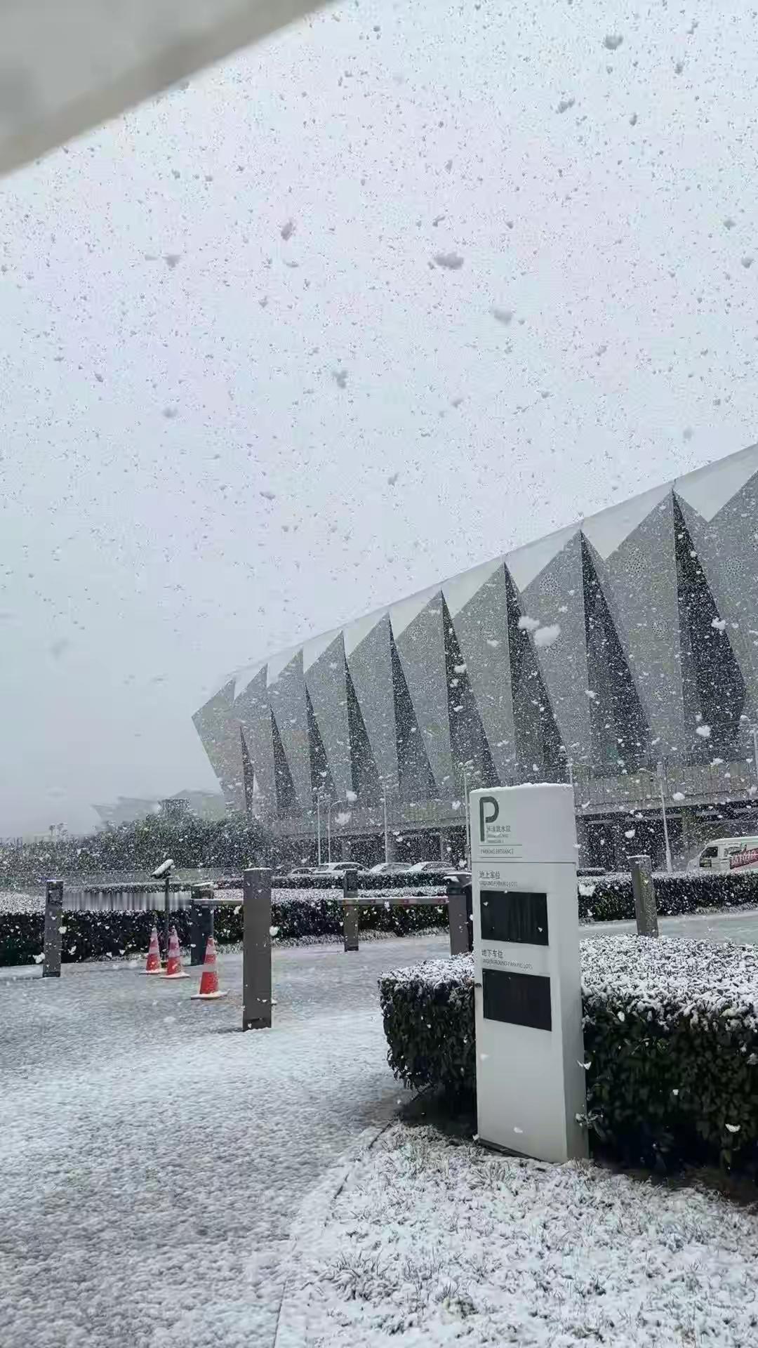 西安上了热搜，原因突降想不到的大雪！西安人自嘲：拿西安人当剩菜呢？热了凉，凉了热