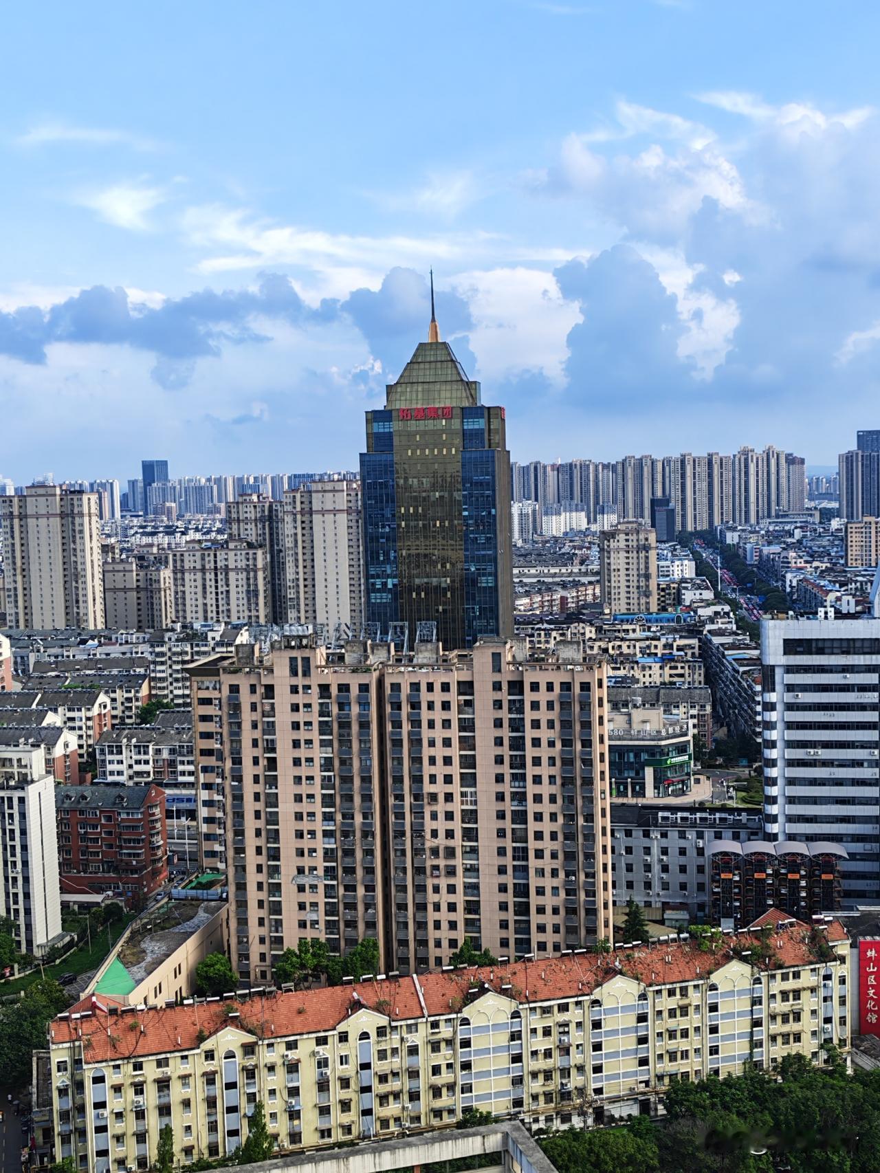 蚌埠老城区的白天和夜晚。这是一个充满烟火气的城市，百年前的一个小渔村，淮河穿城而
