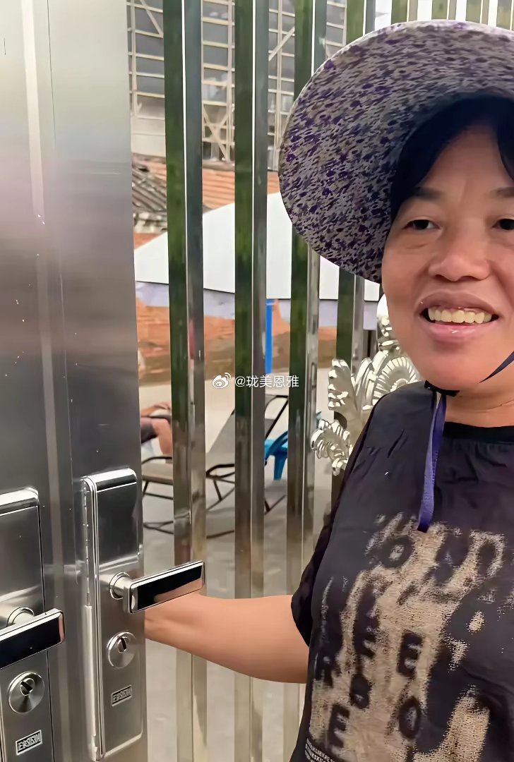有这样的妈妈才养得出全红婵！婵妈烤好番薯骑车送来给婵宝奶奶，还贴心剥皮吹凉​​