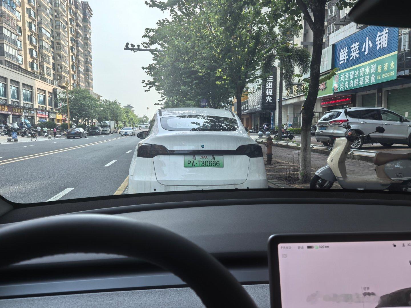 不知道这是不是你们说的ModelY六座版?感觉跟现款有点不一样，头部空间应该蛮