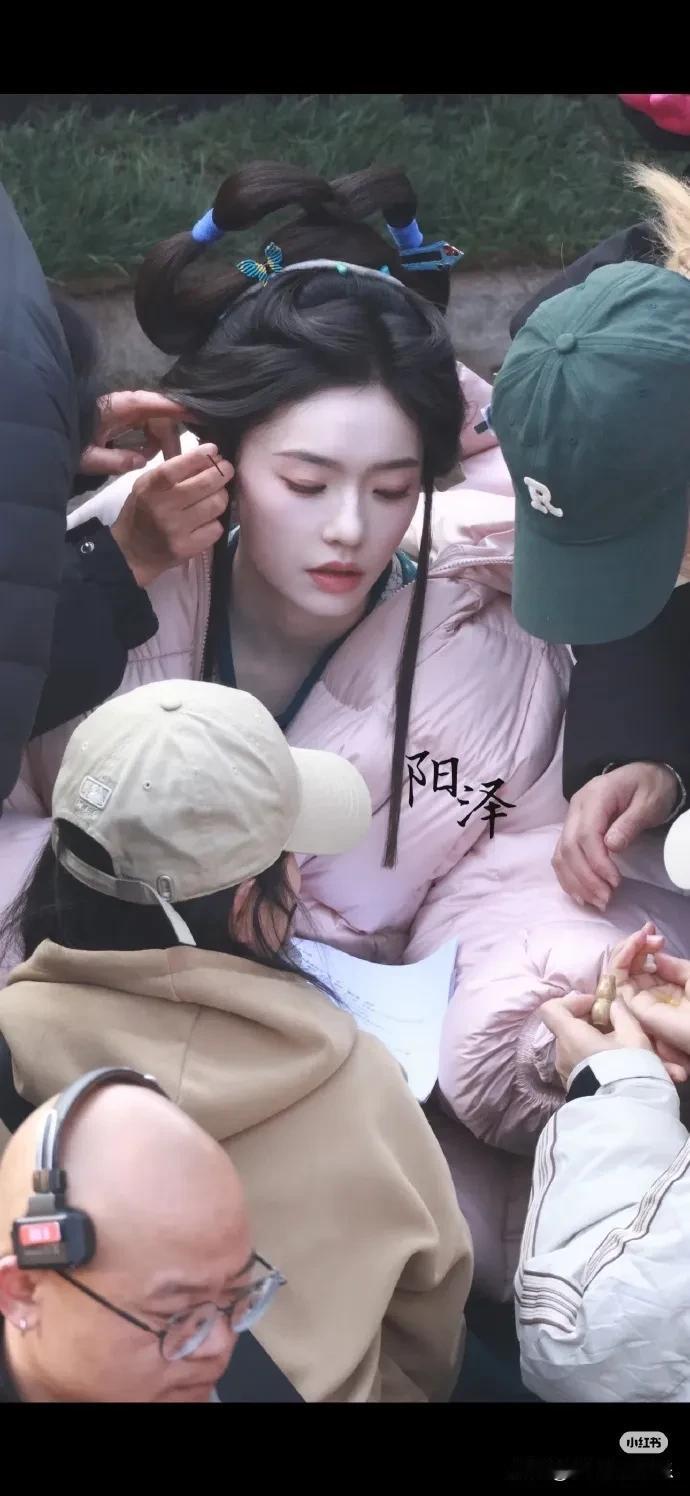 钱再多有什么用？林允年纪轻轻就吃速效救心丸，拍戏在户外冻十几个小时，为了赶工连续