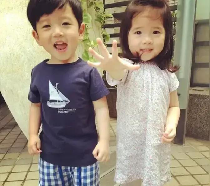 有个普通女人，一辈子都在扛着家里的大梁。那时候正赶上90年代国企大改革，下岗潮席