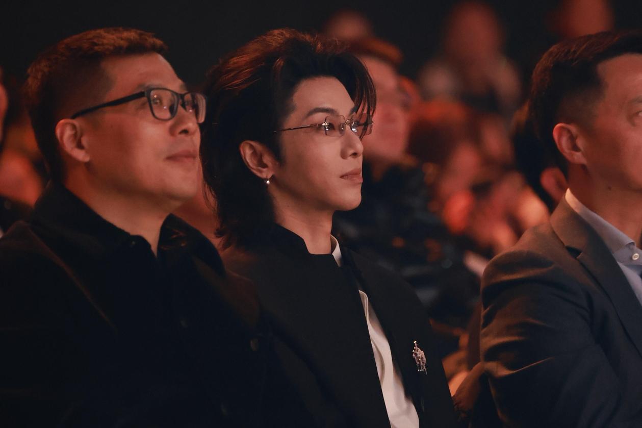 芒果台年会又有新看点，霸总华晨宇的新鲜照片出炉啦！这次他依旧稳坐C位，跟大佬