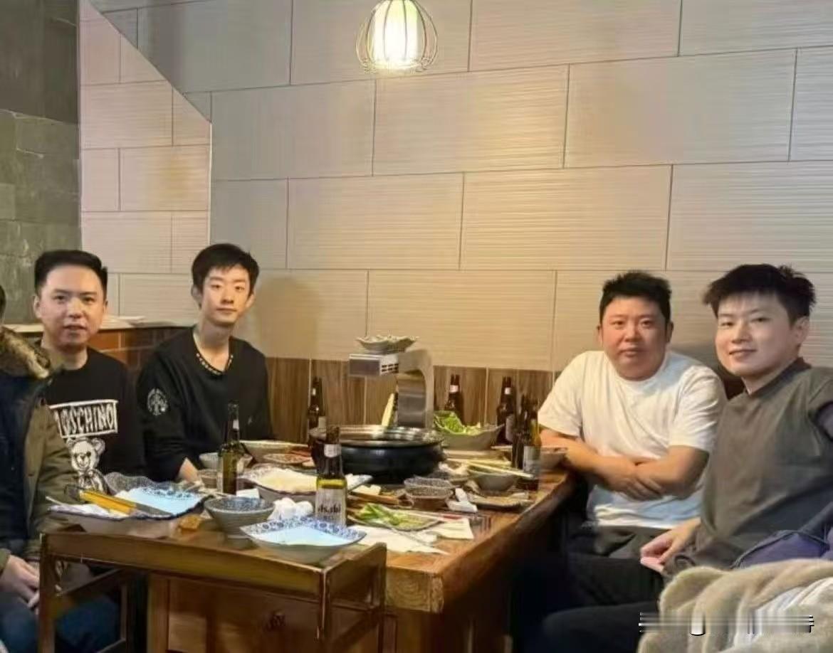 这张照片有毒，不打147都不好意思一块吃饭。官方最新四杆147，就是照片中一起