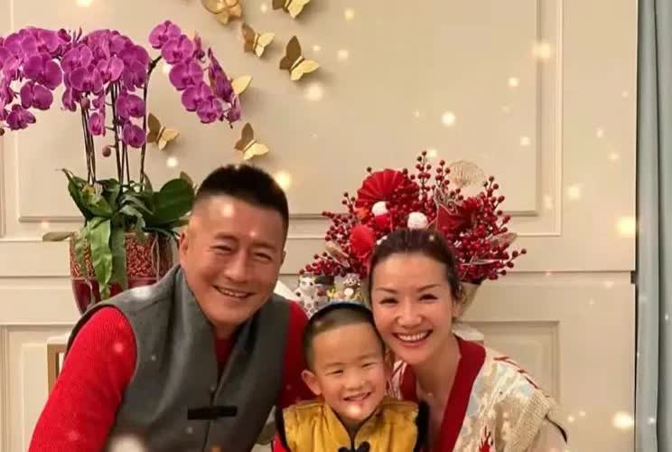 61岁高曙光亮相澳门，二婚老婆罕见现身，两人定居上海住5层别墅