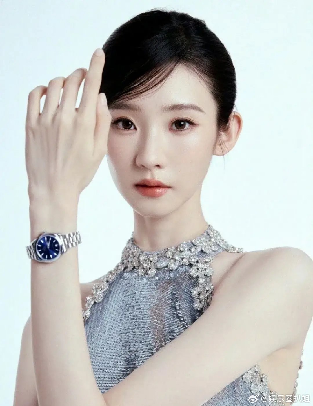 张艺凡腰部线条这小腰也太绝了吧，腰部线条简直完美，好美的张艺凡每次出现总能带来不