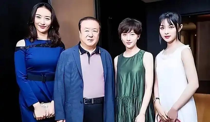 知名导演尤小刚的情感经历，一直是圈内热议的话题。他的第一任妻子是央视主持人田歌，