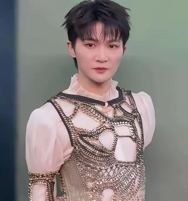 我怀疑周深被资本套路了。看他最近的照片，浓厚的底妆，眼线、腮红、口红样样不缺