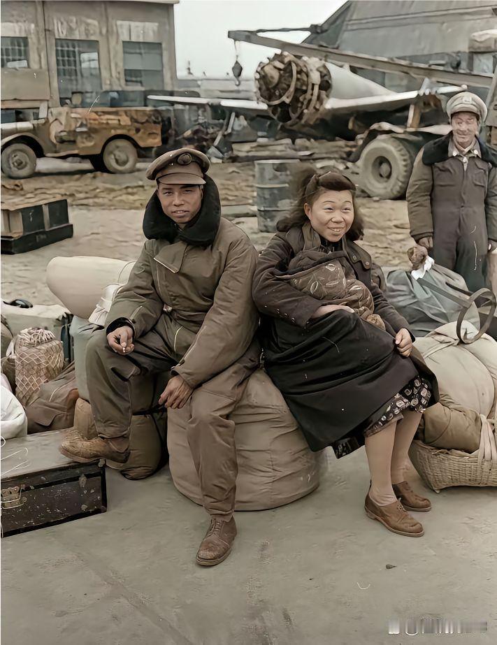 1949年，国民党军官携妻儿仓促登船，撤往台湾。这军官是空军军官不是一般家庭出身