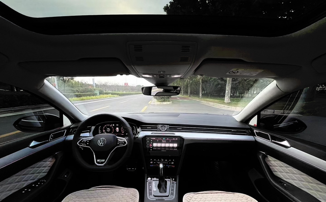 聊聊迈腾养车费用高不高一直想入手一台迈腾330豪华，感觉这个配置家用完全足够，