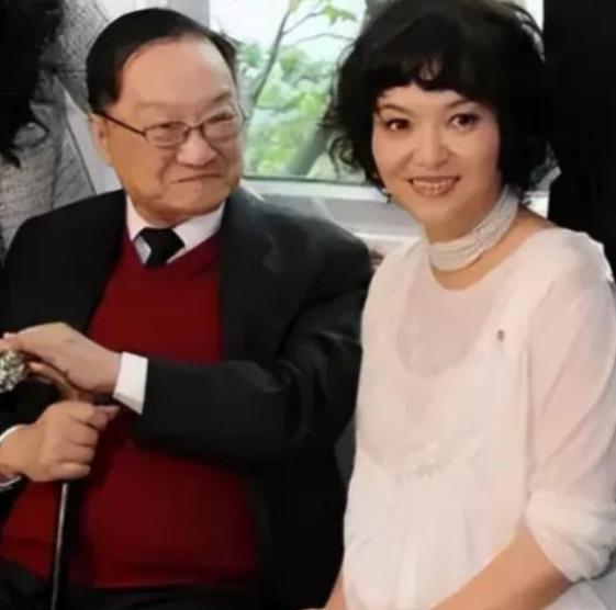 1976年，52岁的金庸娶了23岁的林乐怡，请好友蔡澜吃饭，不料蔡澜却吓得落荒而