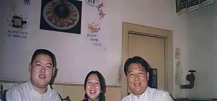 饿得发昏被关橱窗48小时，如今演出票三秒抢光！你敢信这是同一个人？当年老郭为