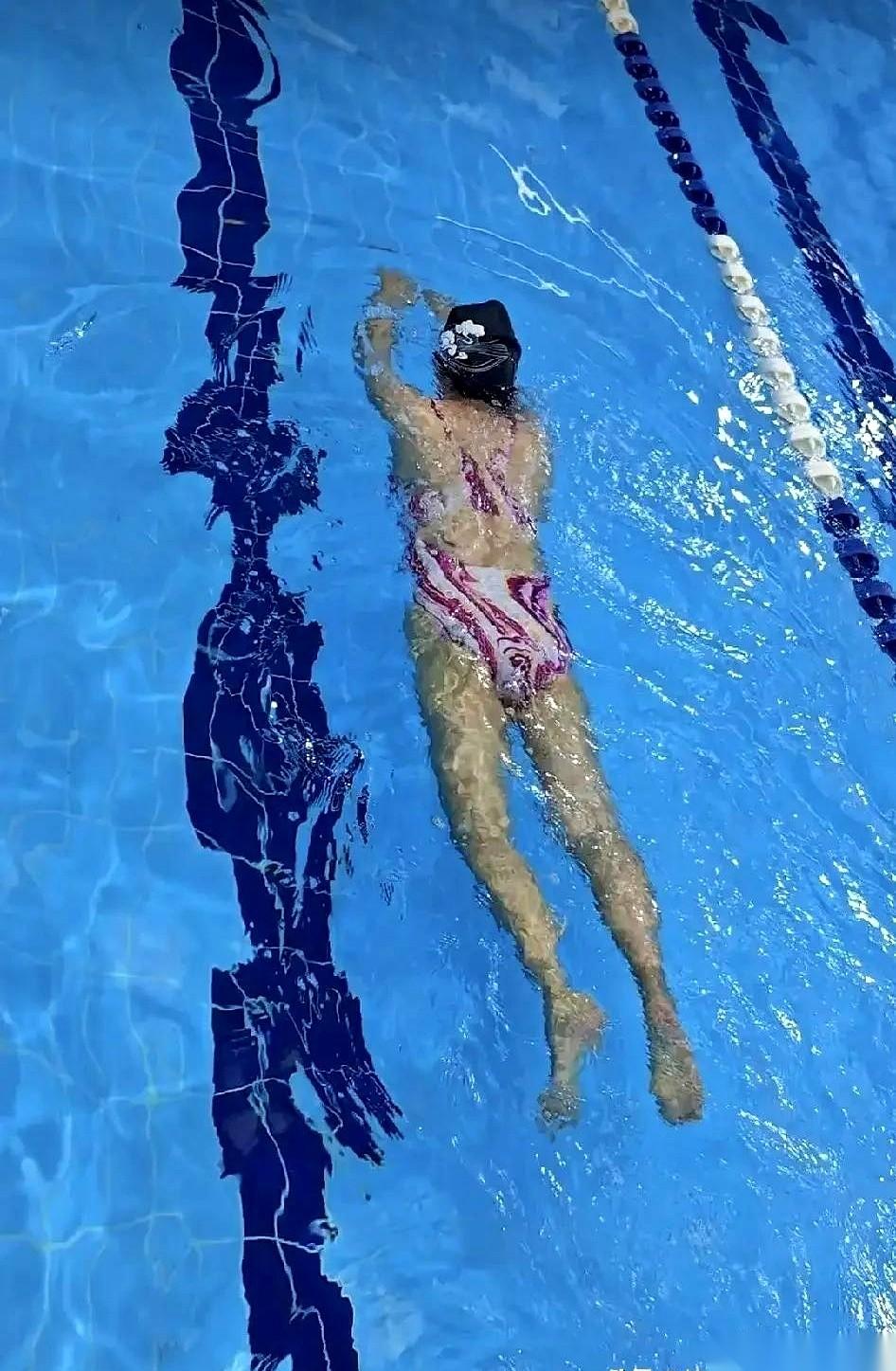 “我又淌血了！”健身房更衣室里，水汽混着消毒水的味儿。我那60岁的同事刚把牛仔