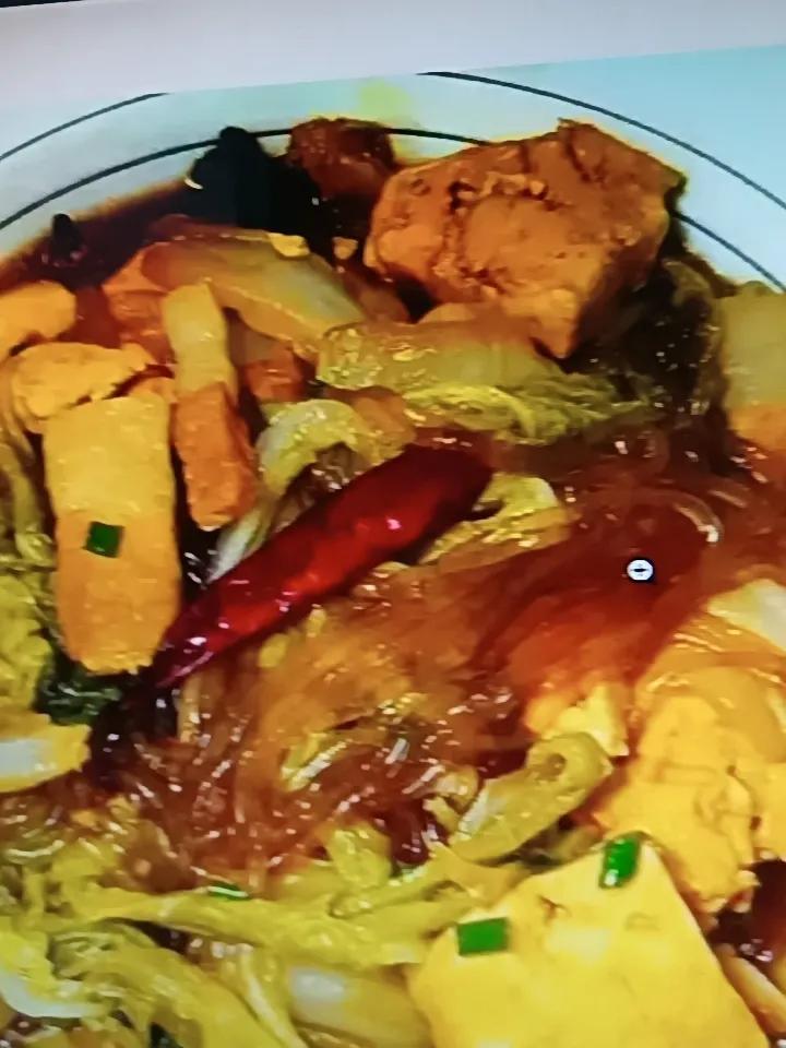 血糖高的宝子别愁啦，有三道稳糖菜让你吃饱也不怕。第一道是凉拌苦瓜，苦瓜富含苦瓜皂