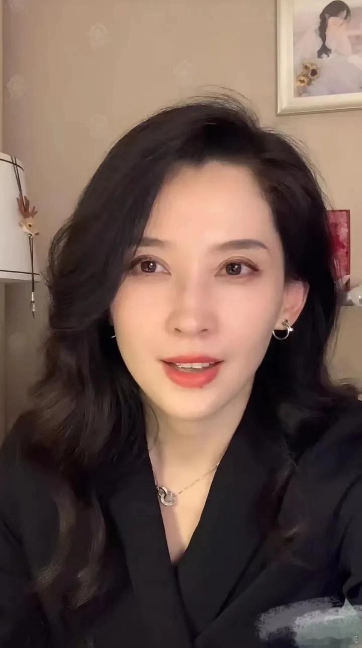 葛荟婕说出了她和章子怡，还有森林北，三个人的恋爱观。她和章子怡同病相怜，都是恋