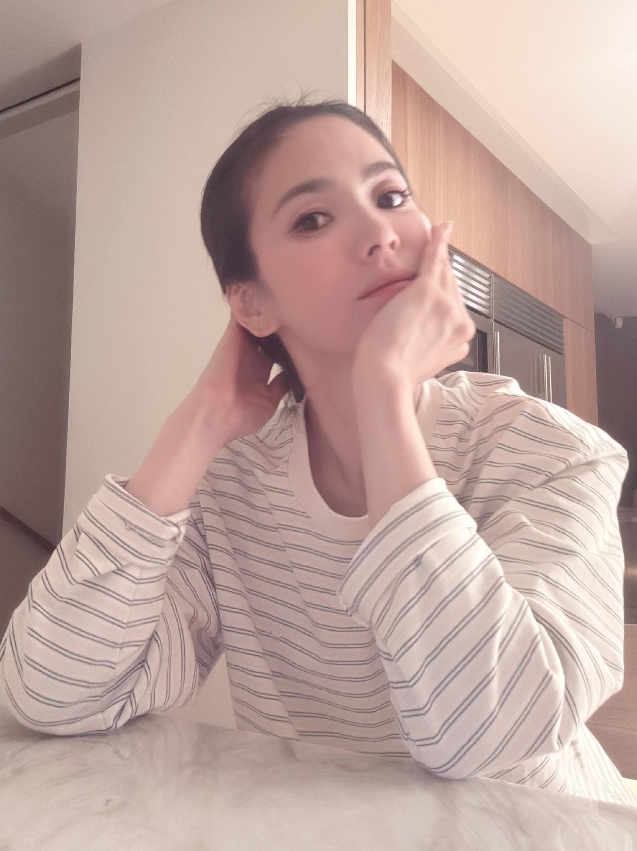 宋慧乔的随意自拍，也是那么好看🤩而且欧尼这个条纹T恤也是穿了好久了，真的是很节