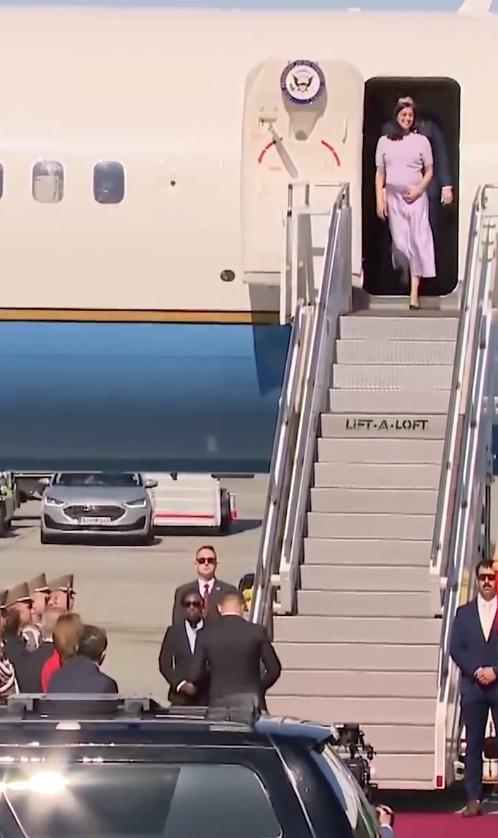 今天，怀孕的第二夫人乌莎·万斯与副总统约翰·迪·万斯抵达匈牙利布达佩斯，她轻抚着