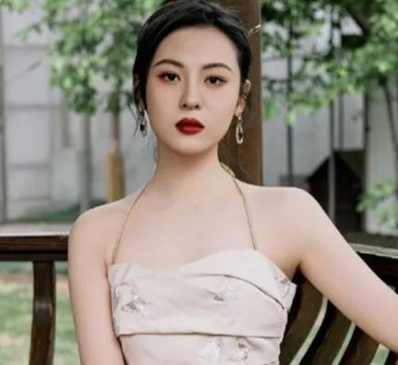 正在播出的电视剧《交锋》中，演员周放出演夏姐，在某市夜总会工作，是个负责人，暗地