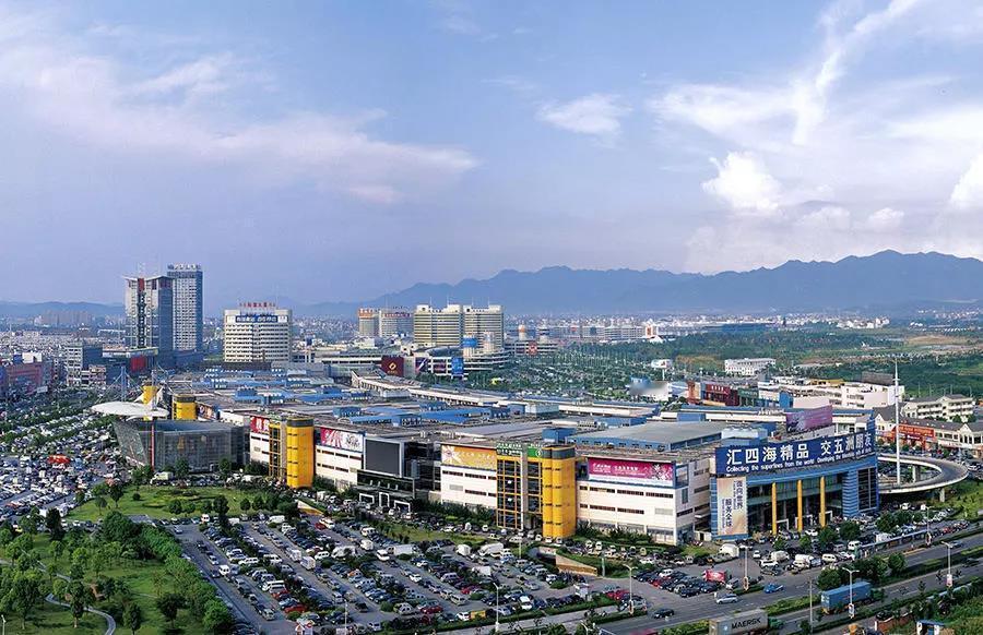 《鹧鸪天·义乌经验赞》拨浪摇春出浙东，商潮卷地势如虹。无中生有开天巧，点