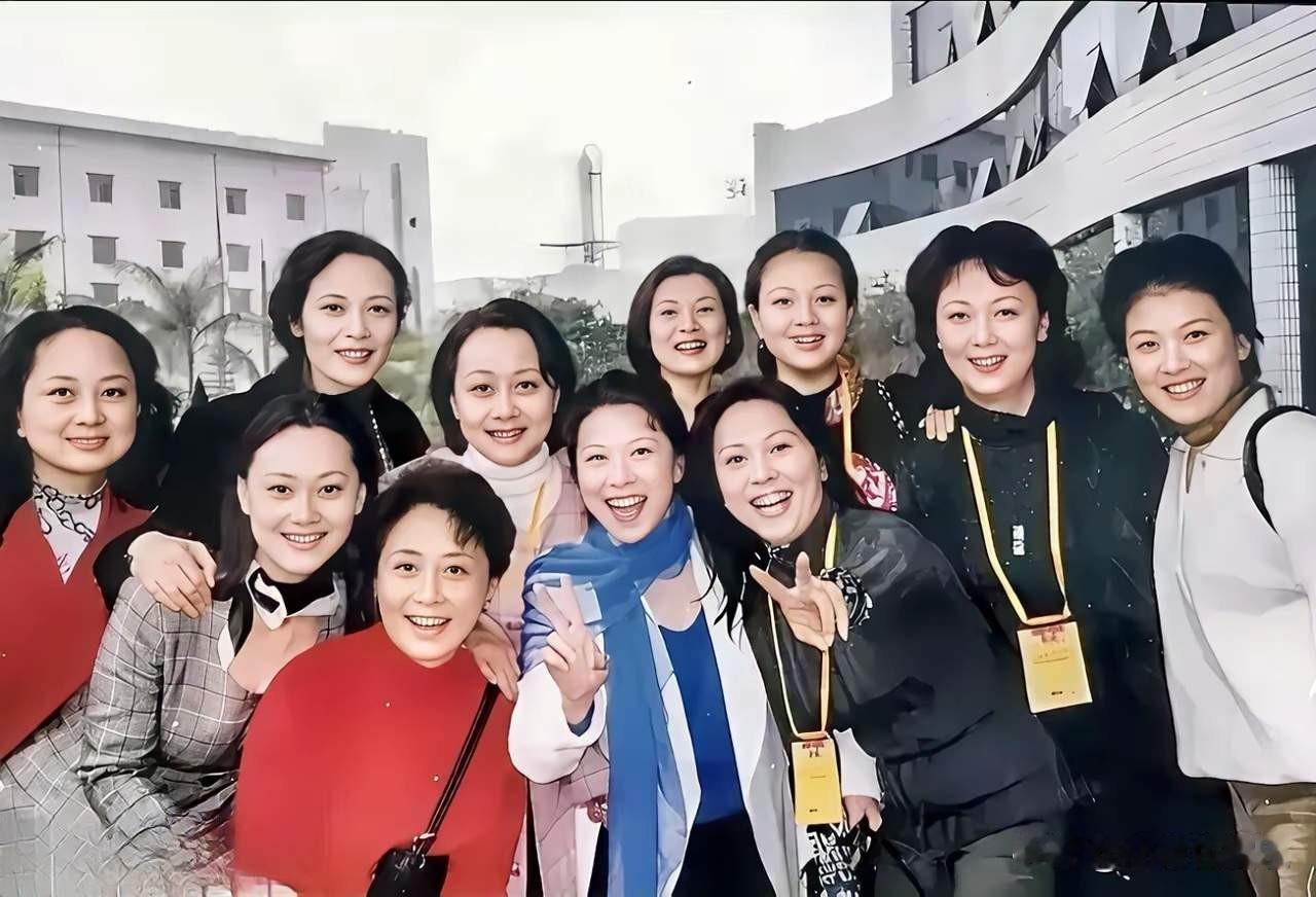 一张老演员的集体大合照，一眼就看到了宋春丽、李秀明和大宋佳。[灵光一