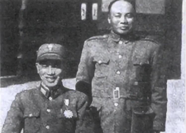 1947年5月，南京总统府，汤恩伯进门敬礼，蒋介石暴怒："跪下!"汤恩伯当众跪在