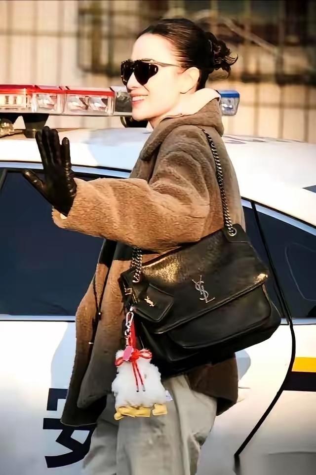 同事昨天在奥特莱斯花五千多买了一件皮毛一体，真的很漂亮！我们在寒风中瑟瑟发抖，而