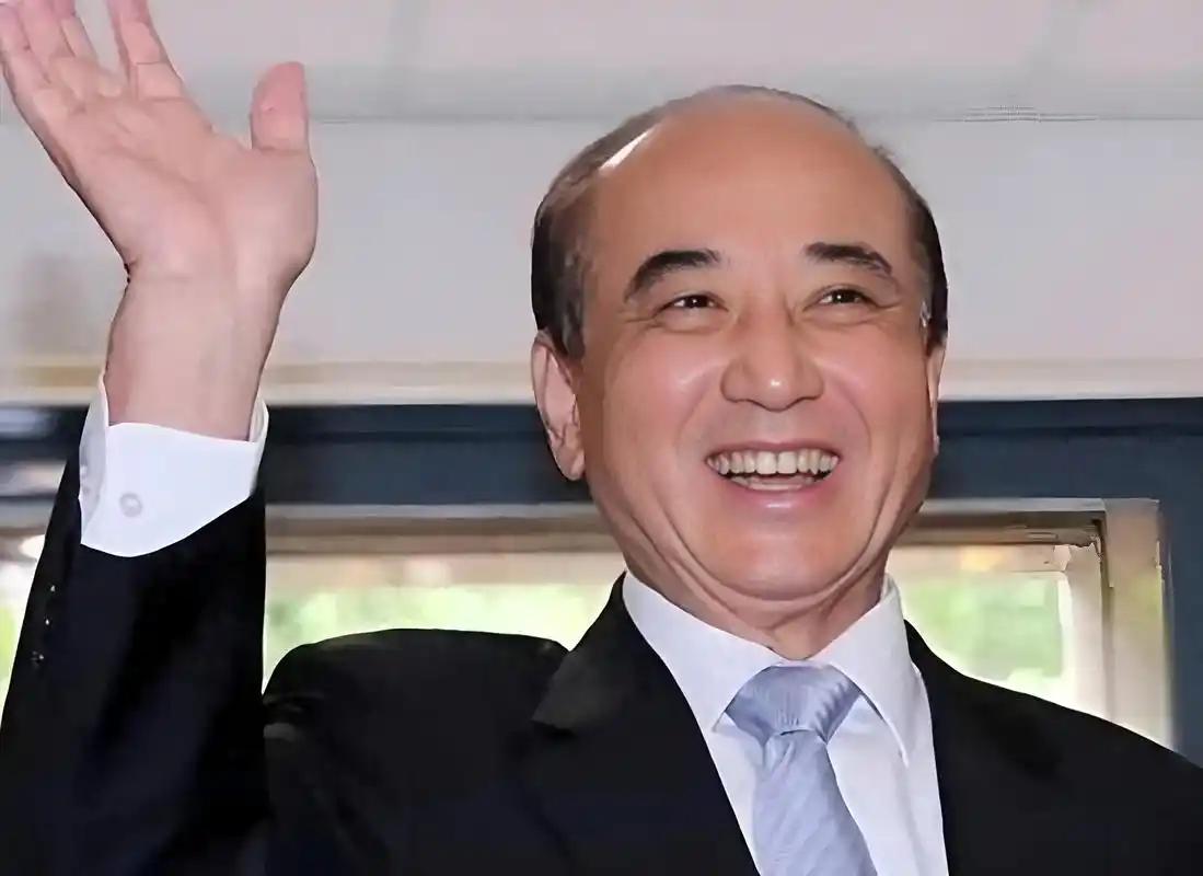 大家注意到没有，他挺谁谁就火，你看，当年他挺韩国瑜韩国瑜火得一塌糊涂，今天他挺郑