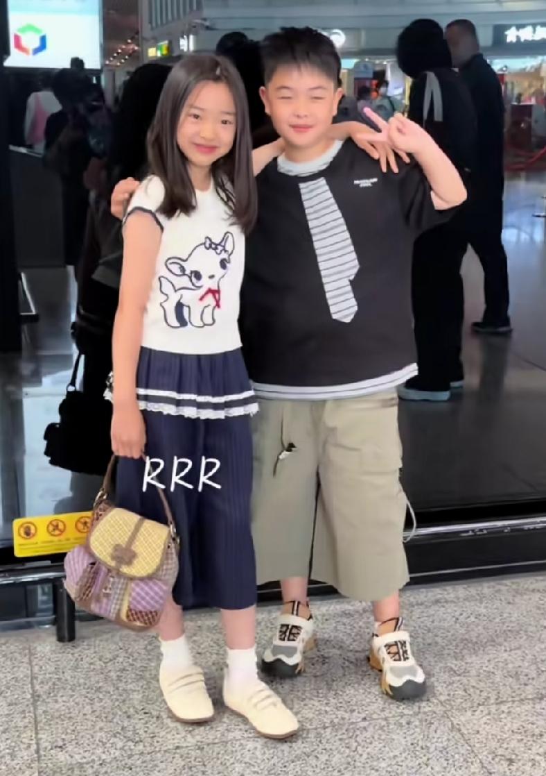 董璇女儿小酒窝和佟丽娅儿子朵朵，俩孩子从小一起长大，好多大型场合两孩子都同时参加