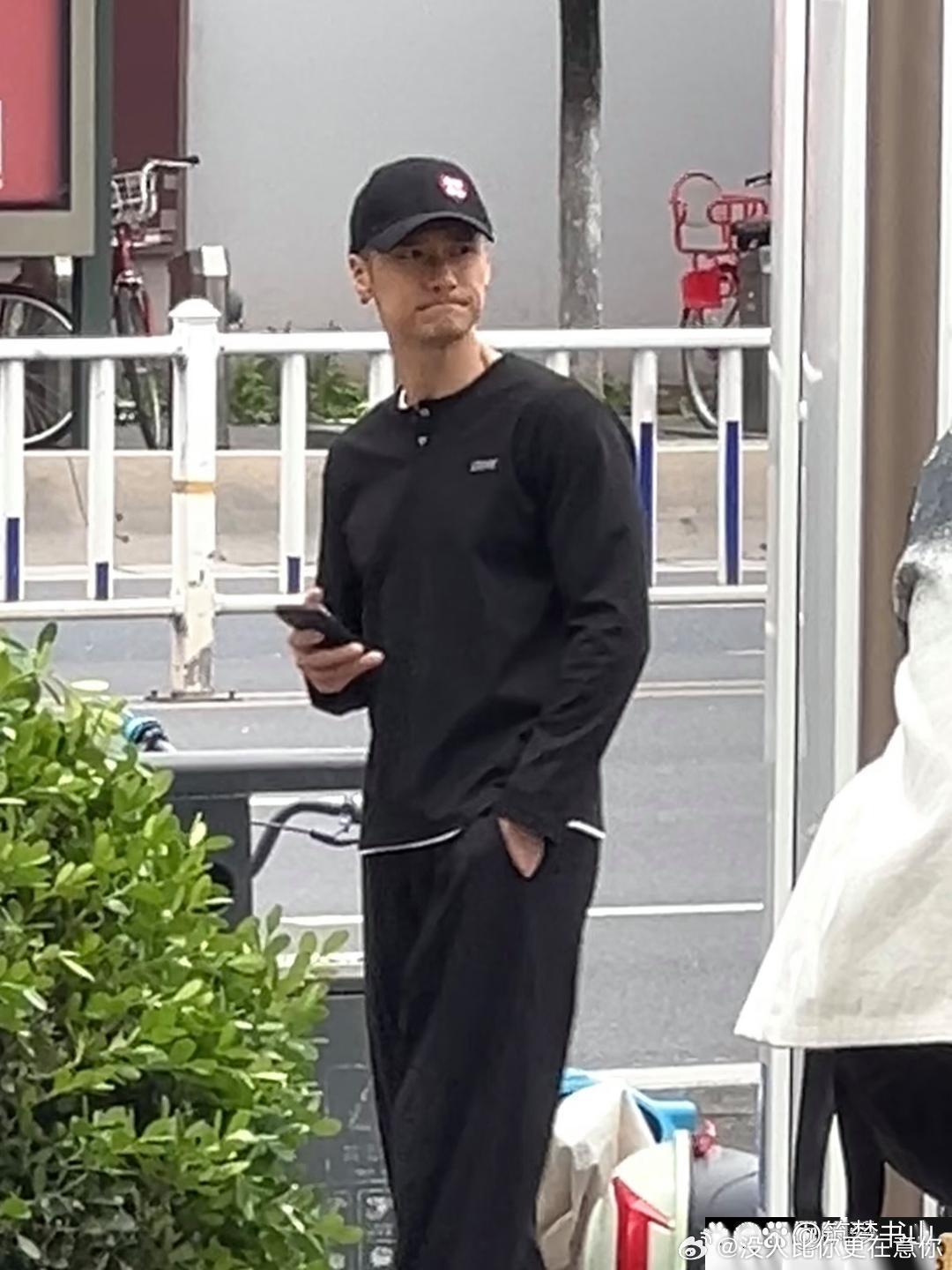 35岁蒋劲夫现身杭州逛街被偶遇，他的穿衣打扮时尚有型，身材又高又瘦，面容憔悴，年
