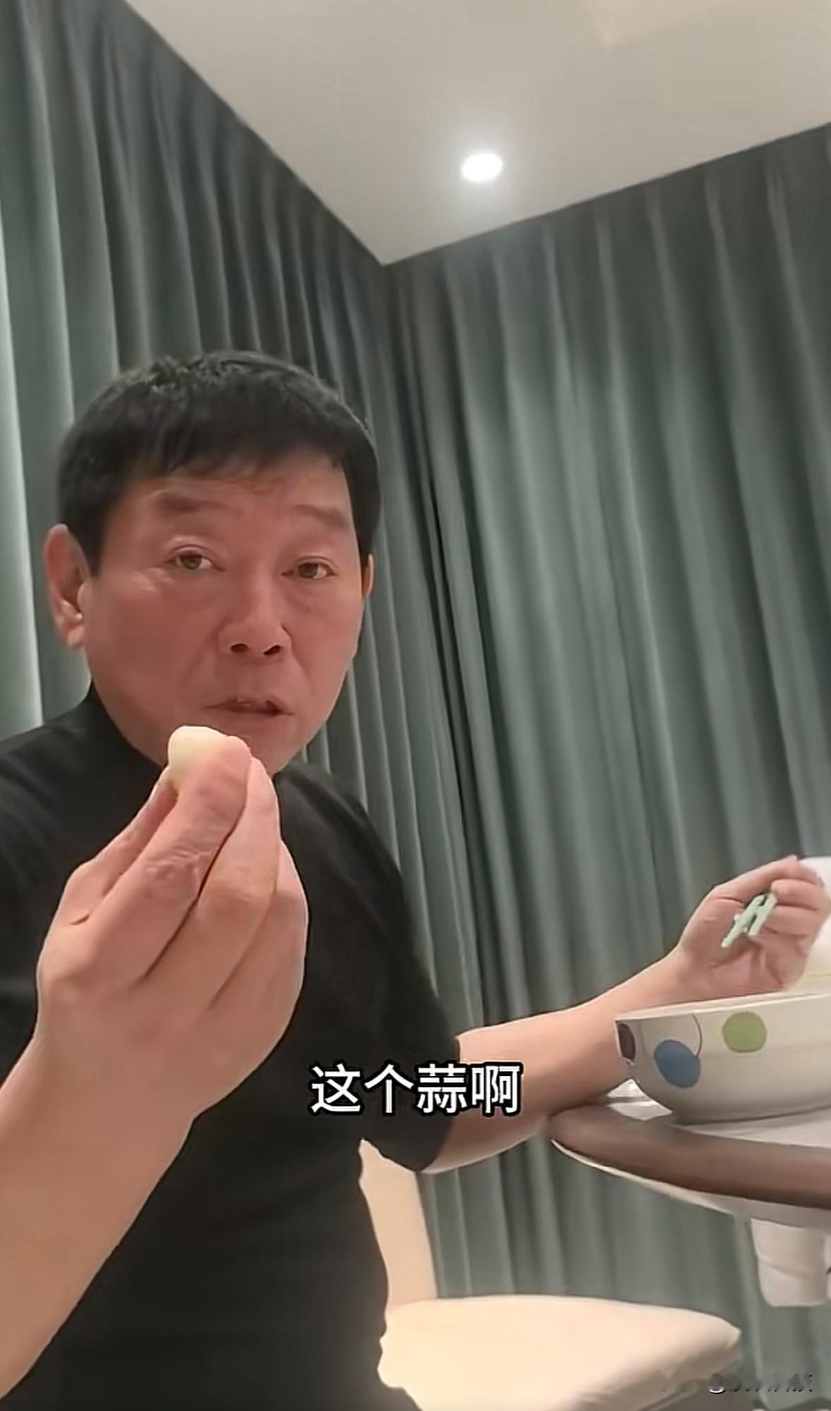 长城老板魏建军也太接地气了，冬至在家吃辣椒肉丝面就着大蒜，还表示吃面不...