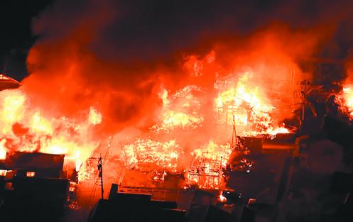 日本本土烧了一夜！很多人以为这只是一场普通的意外火灾，错了！真相是，这场瞬间吞噬