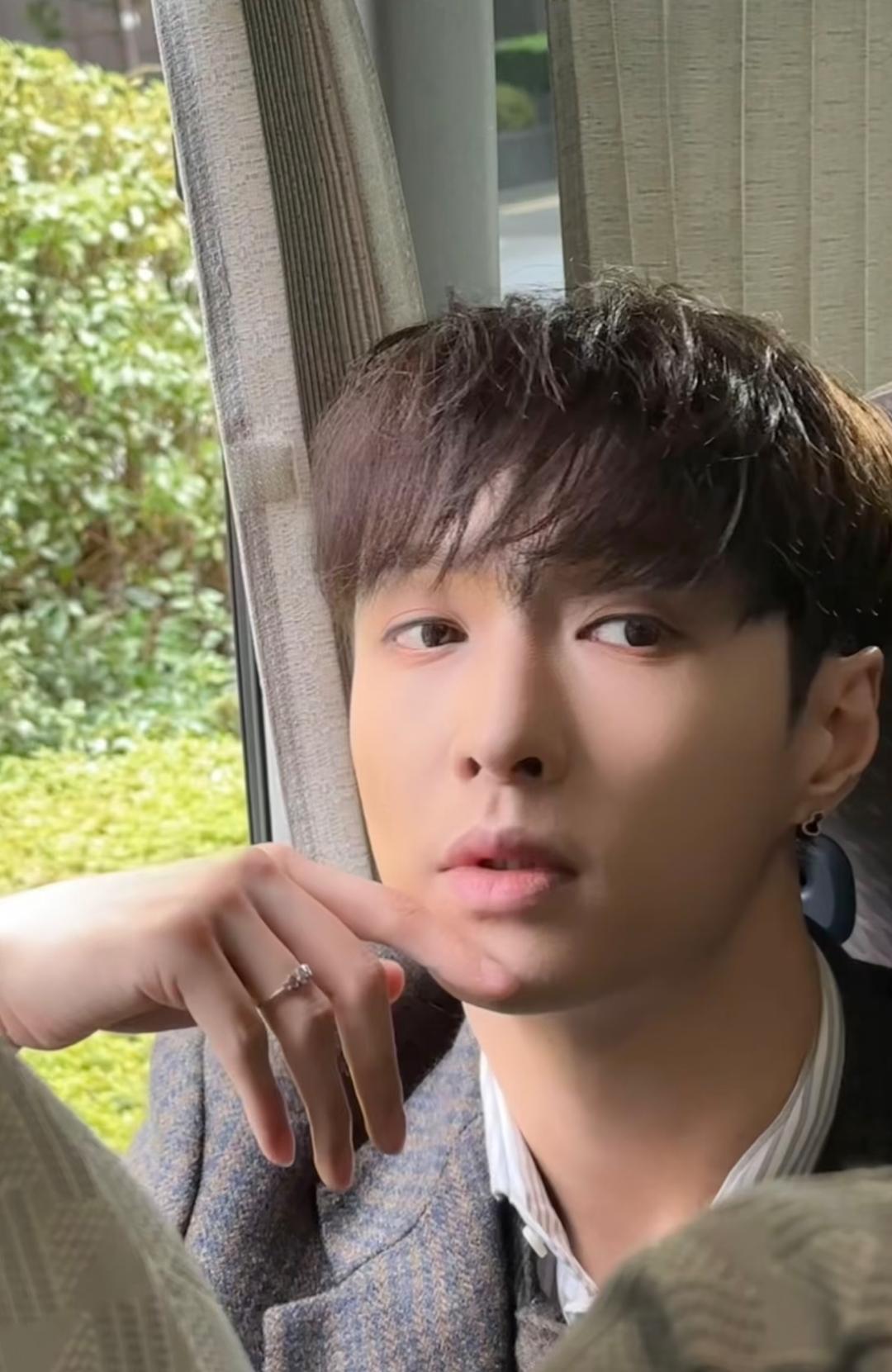 谁懂啊！张艺兴这生图侧颜直接杀疯了，窗边光影落在鼻梁和下颌线，轮廓利落得像建模脸