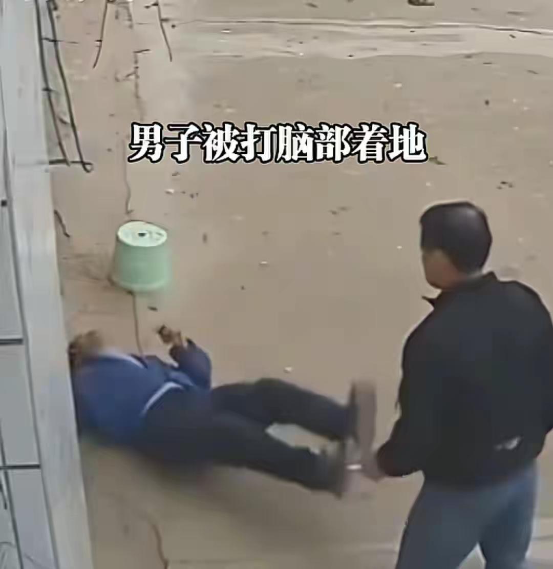 拳头砸向吃橘子的老人，这画面看得人怒火中烧！12月12日，江西宜春芳溪镇一段监