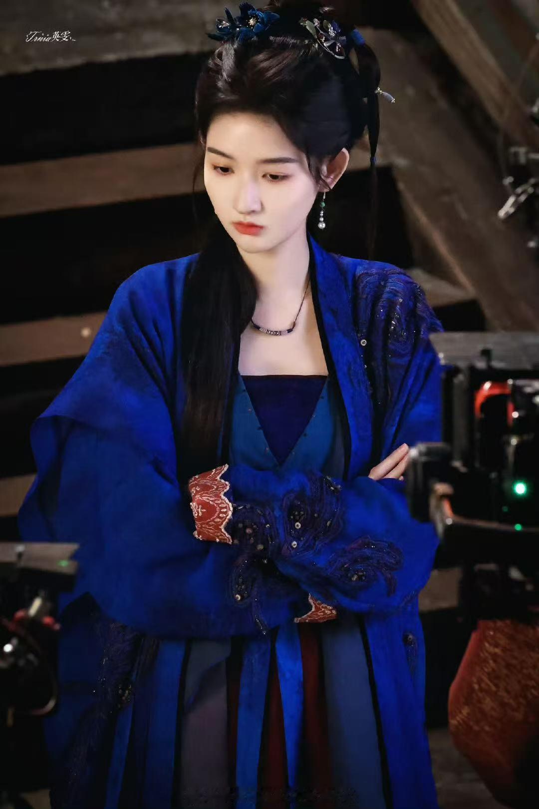 王玉雯白衣公卿蓝衣造型好美​​​王姐这颜值绝啦！把这个蓝色穿的好好看！​​​