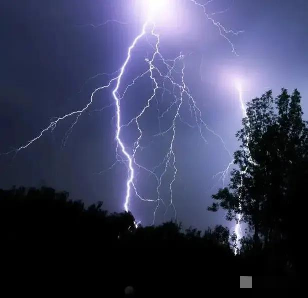 为什么打雷时先看到闪电，后听到雷声？现在不少人都知道那是因为光速比音速快，但除此