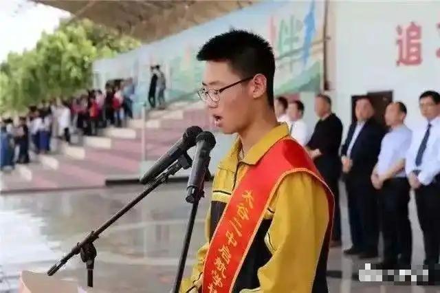 🌞他因沉迷游戏被北大劝退！父母绝望，亲友嘲弄，不曾想到，2020年他复读