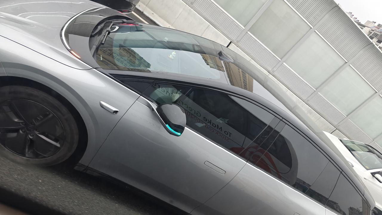 理想i6的小蓝灯尾部最丑，前部和后视镜的都比较好看，路上开上小蓝灯的理想还