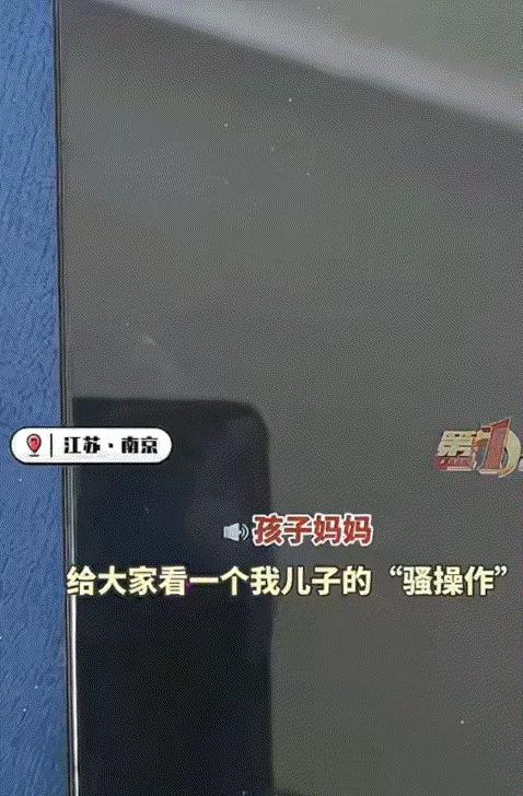江苏南京，一妈妈的手机触屏坏了，完全没法操作，妈妈拿去维修店维修，老板说要换屏幕