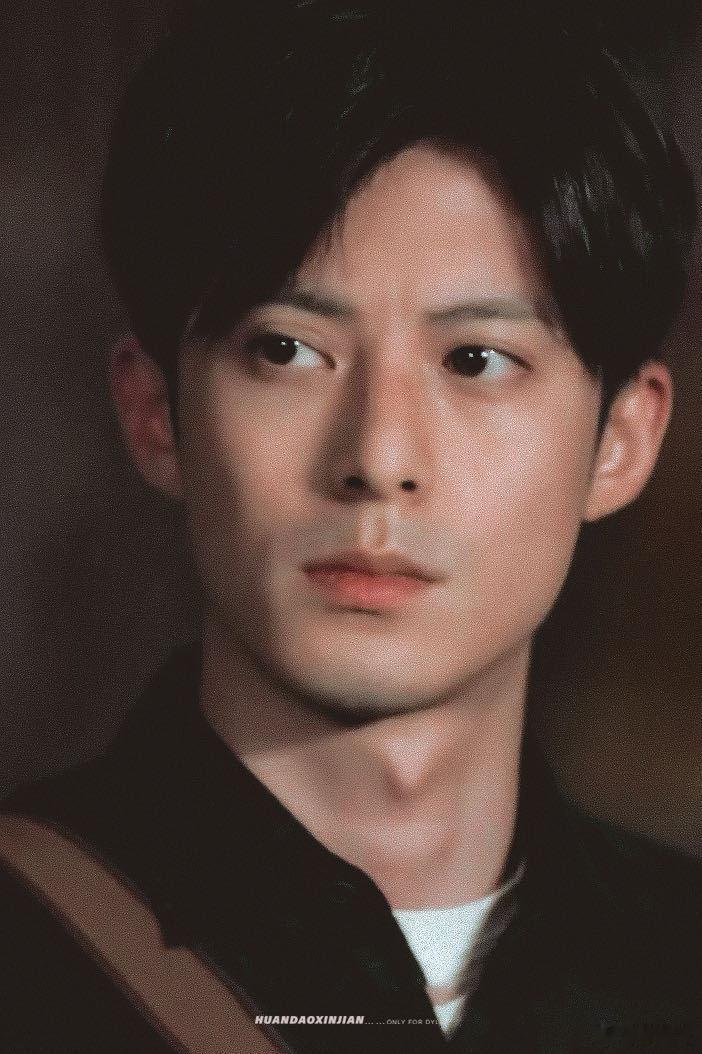 王鹤棣年纪轻轻演了一把年纪追完《黑夜告白》彻底被圈粉，王鹤棣塑造的徒弟鲜活立体，