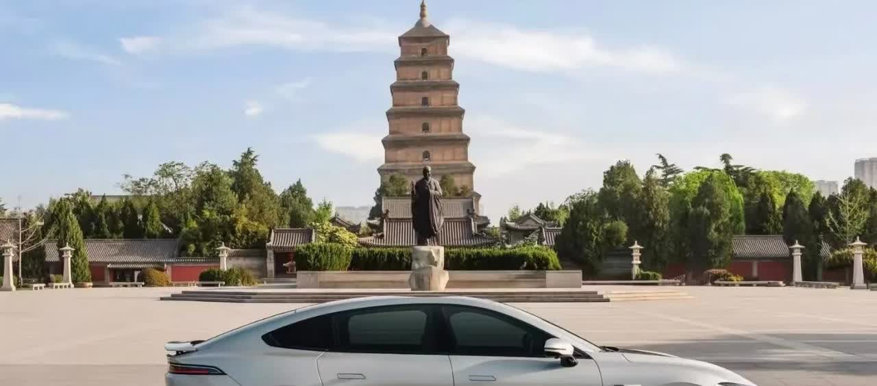 这就是赤裸裸的现实，油箱60升加满：英国：约需850元人民币；日