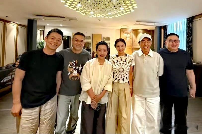 电视剧《主角》大结局，导演张艺谋携夫人陈婷和主演张嘉译及夫人ㄧㄧ剧中扮演刘红兵母